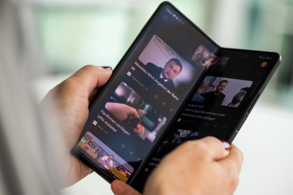 Aufgeklappt verwandelt sich das Samsung Galaxy Z Fold 3 in ein Tablet mit 7,6 Zoll großem Display.