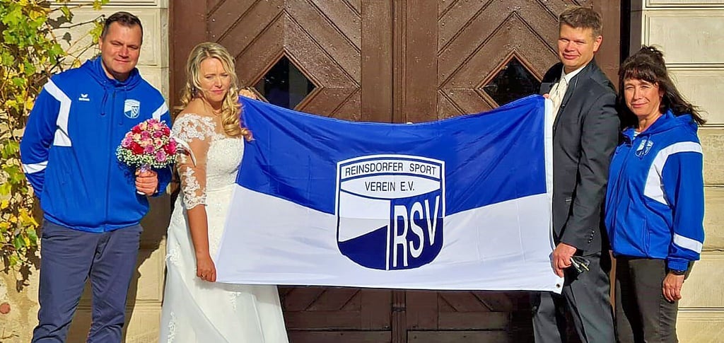 Christian Kirchner, neu gewählter Präsident des Reinsdorfer SV, hat am Sonnabend in Querfurt nach 25 Jahren „wilder Ehe“ seine Anja geheiratet. Ralf Staake, Trainer der Kreisklasse-Kicker des RSV, und Betreuerin Susan Meinhardt gratulierten stellvertretend für alle Vereinsmitglieder.