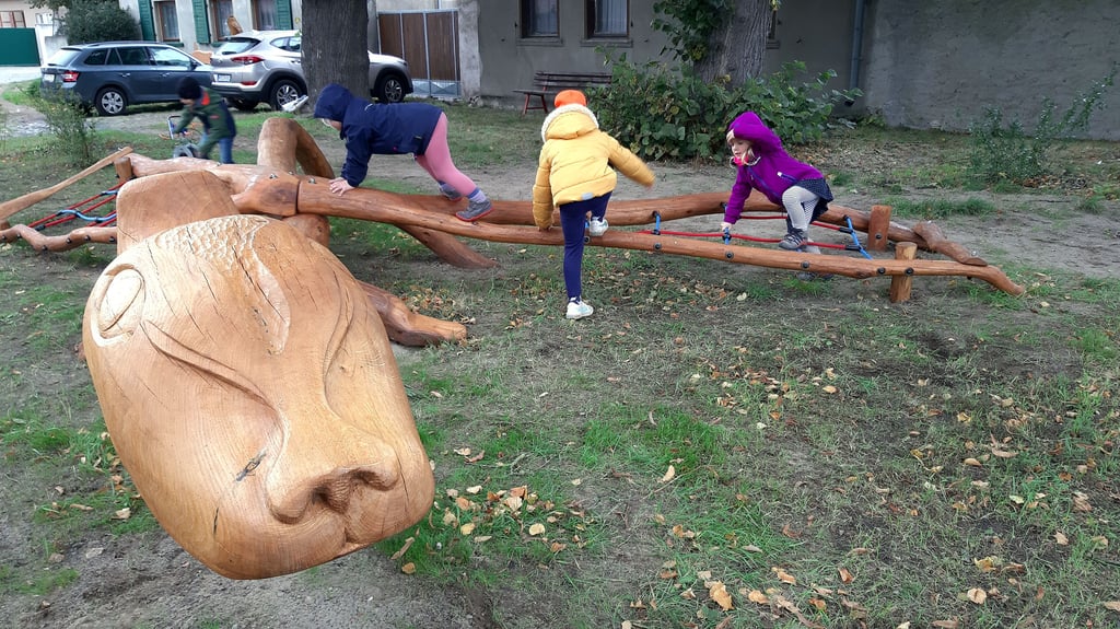 Auf dem Dorfanger von Lindhorst wurde der Lindwurm, ein neues Spielgerät für Kinder, aufgestellt.