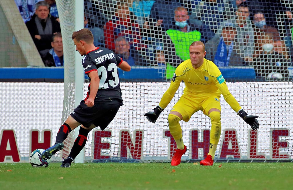 Die Augen nur auf den Ball und den Gegner gerichtet: Dominik Reimann vom 1. FC Magdeburg vereitelte in der 60. Minute die Großchance von Viktoria Berlins Moritz Seiffert zum möglichen Ausgleich.