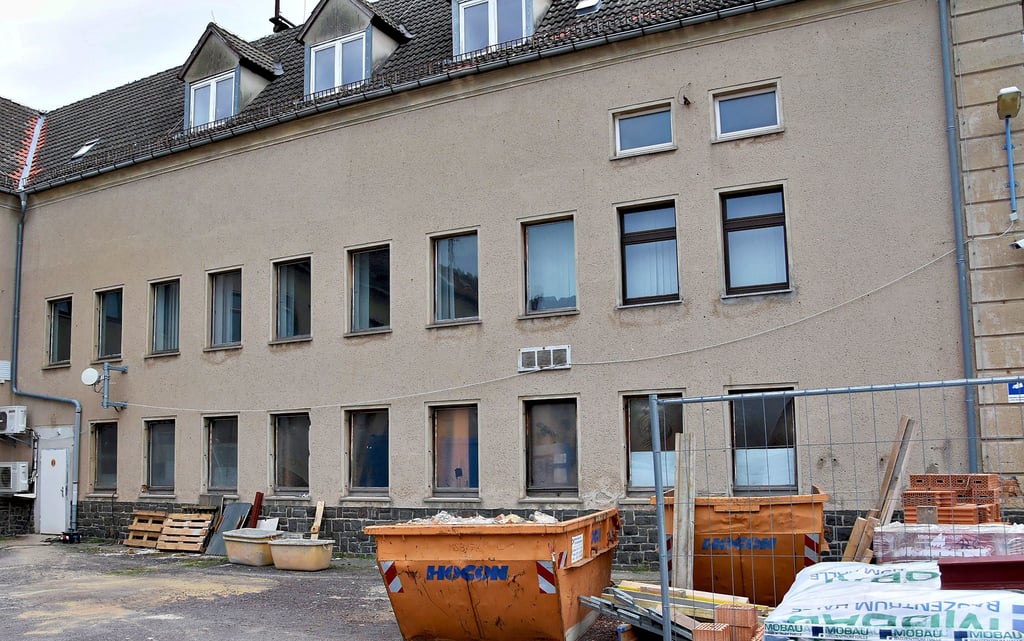Das Erdgeschoss in einem Teil des Polizeireviers Börde ist komplett entkernt. Dort befand sich früher die Asservatenkammer, die nun umgezogen ist und Platz für neue Herrenumkleiden macht.