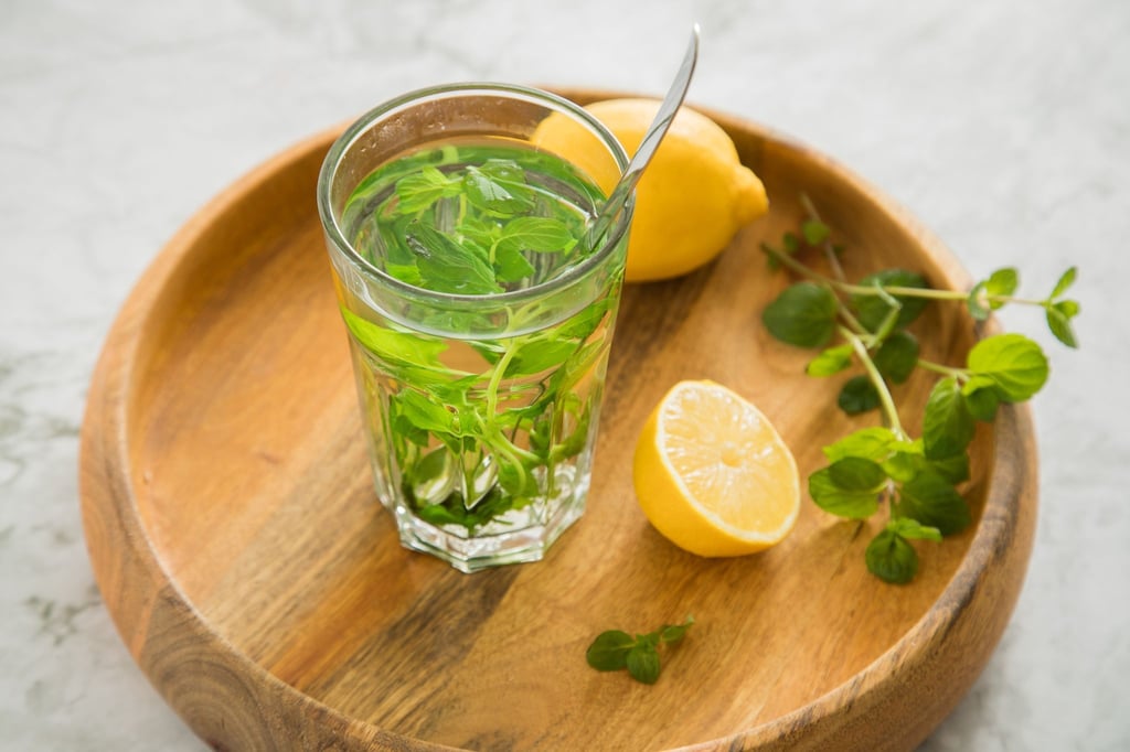 Frisch gepflückt und einfach mit Wasser übergossen: Minztee aus eigener Ernte.