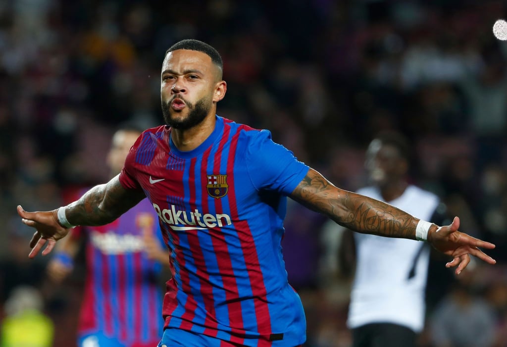 Barcelonas Memphis Depay jubelt über sein Tor zum 2:1.