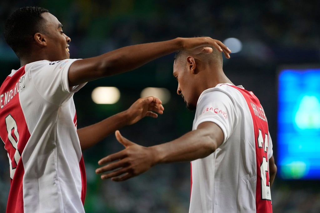 Ajax-Stürmer Sebastien Haller (r) erzielte beim SC Heerenveen das Tor zur 1:0-Führung.