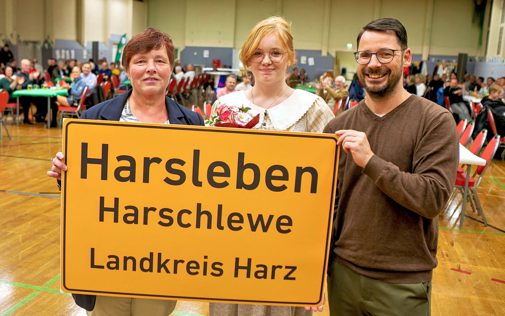 Christel Bischoff, Lea-Sophie Schmolka und Manuel Slawig (v. l.) zeigen stolz das neue Ortsschild.