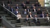 AfD-Abgeordnete, die nicht geimpft, genesen, getestet (3G) sind, verfolgen die konstituierende Sitzung des neuen Bundestags von der Tribüne aus. Foto: Kay Nietfeld/