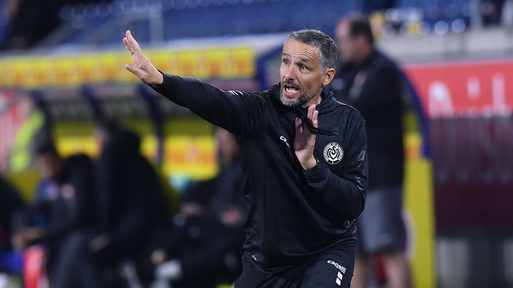 Hagen Schmidt bei seinem ersten Drittliga-Spiel als Trainer des MSV Duisburg.
