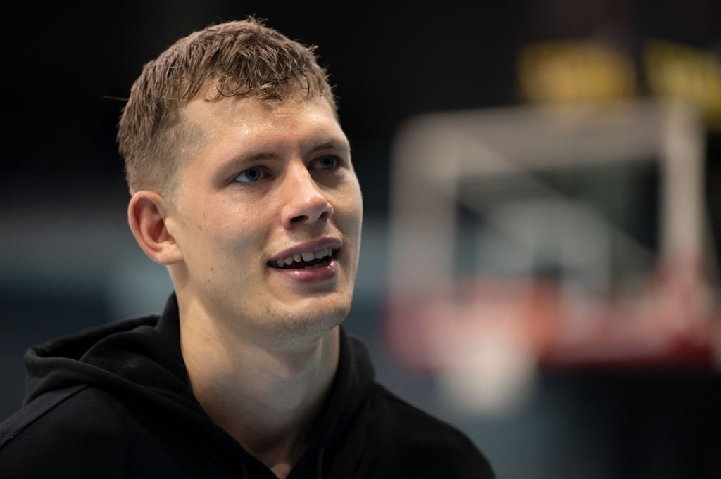 Moritz Wagner lächelt während eines Interviews.