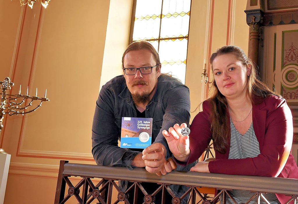 Seit 225 Jahren hat Gröbzig eine Synagoge. Aus diesem Anlass wird nun eine Gedenkmünze herausgegeben, die Museumsleiterin Anett Gottschalk und Mitarbeiter Tim Schauer stolz präsentieren. Die Stückzahl ist limitiert. Es gibt 25 Münzen aus Silber und 200 aus Zinn.