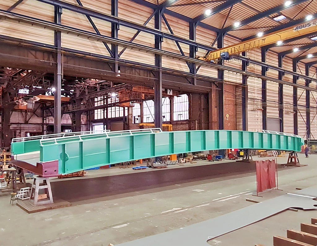 Die neue Schleusenbrücke für Bernburg ist bereits fertig montiert und startklar für den Abtransport.