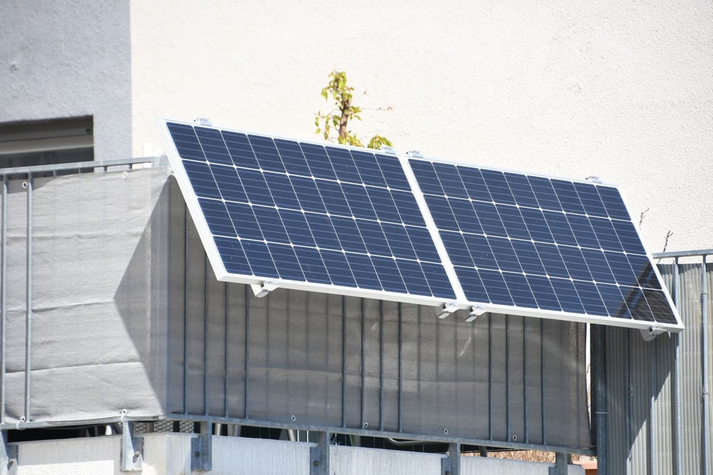 Kompakte Solar-Anlage: Mieter können auf dem Balkon oder der Terrasse eine kleine Solaranlage anbringen.