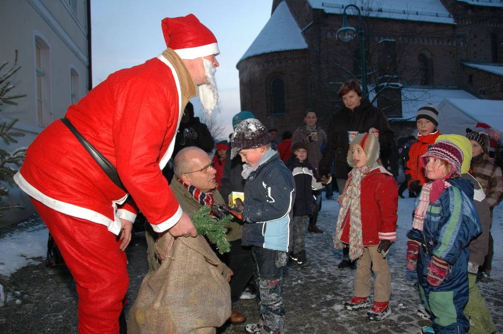 Im Jahr 2010 hatte der Weihnachtsmarkt in Sandau auch schon an der Kirche stattgefunden.