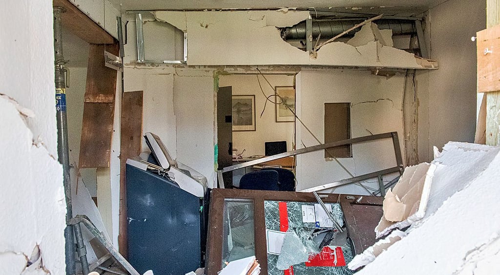 Die Sprengung des Sparkassen-Automaten im Stößener Rathaus hat großen Schaden angerichtet.