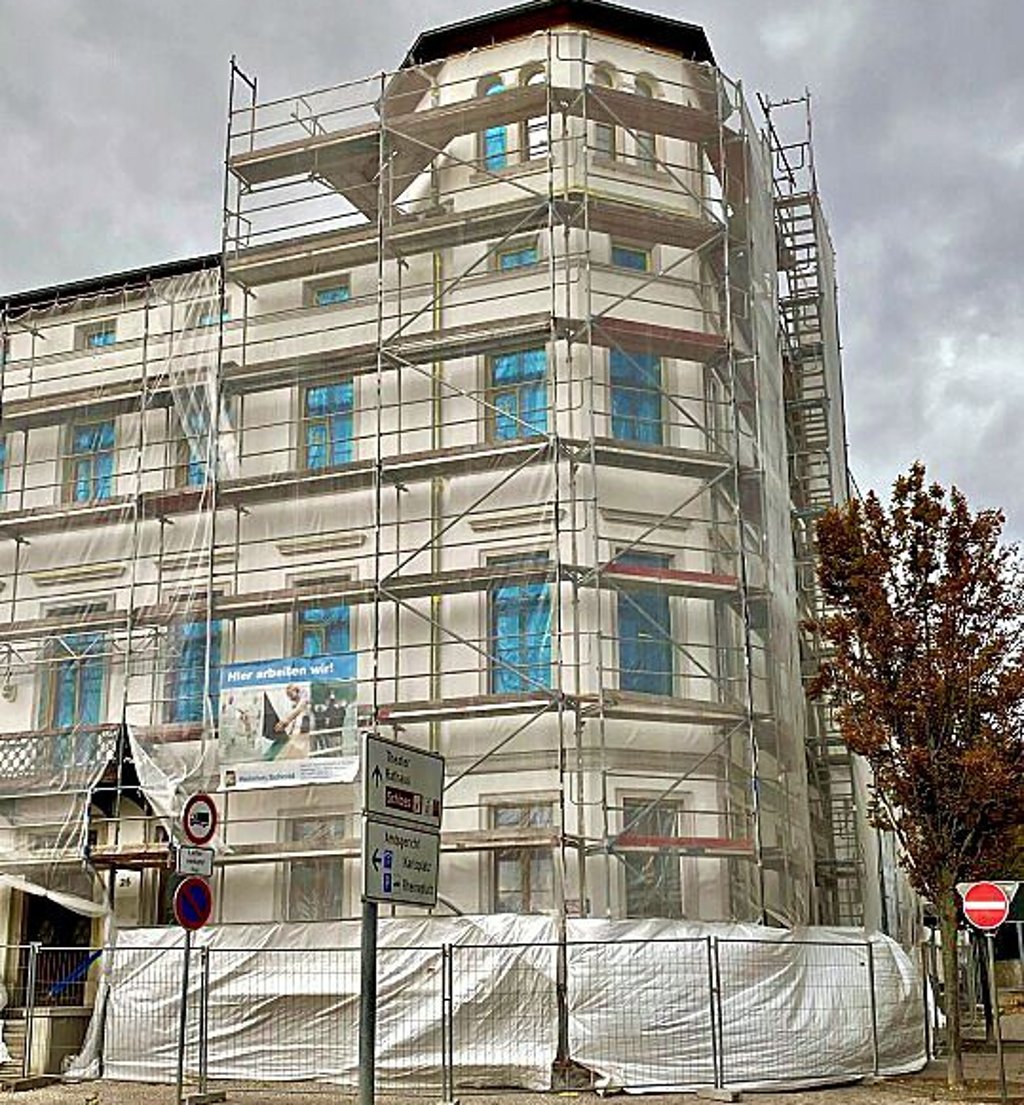 Am Kreishaus II wird die Fassade neu gestrichen.