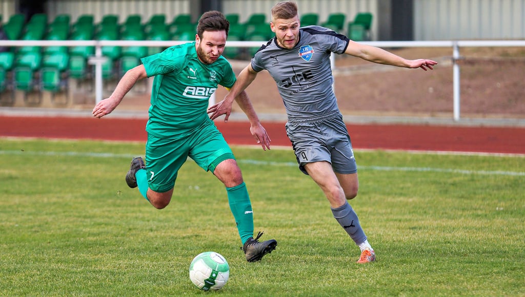 Tim Knerler (r.) steuerte ein Tor zum Sieg der Reserve des 1. FC Merseburg gegen Turbine Halle bei.