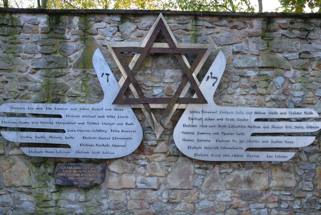 Im Schönebecker Gedenkpark an der Nicolaistraße findet im Rahmen der Schalom-Woche 2021 auch die Gedenkveranstaltung anlässlich des 83. Jahrestages der Reichspogromnacht statt.