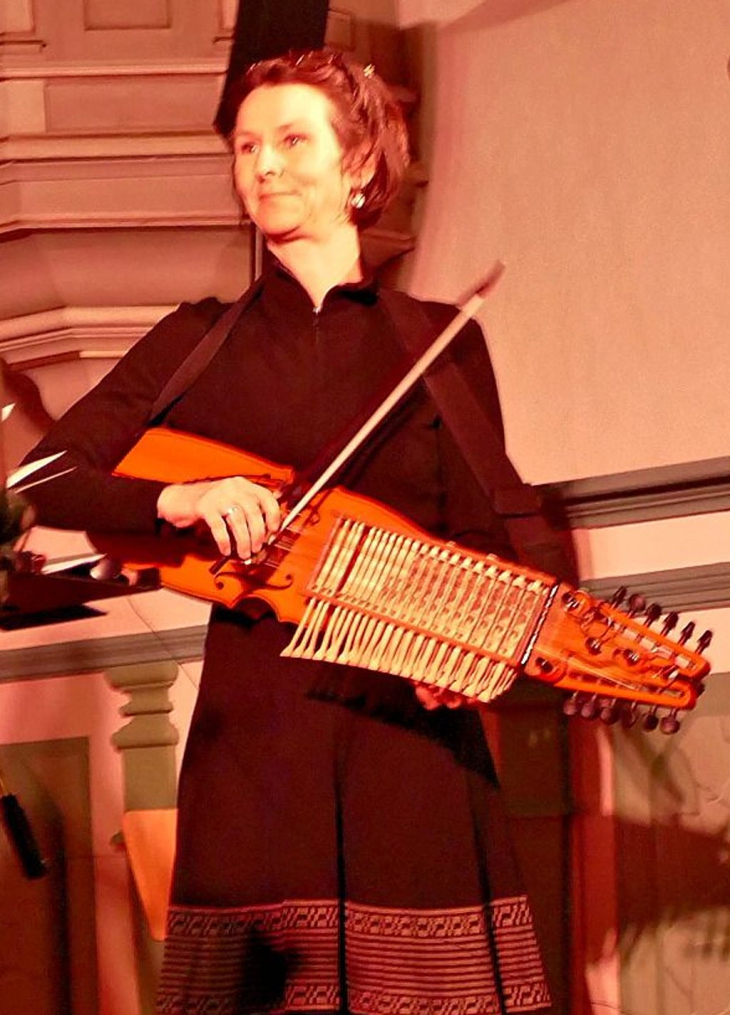 Caterina Other erzeugt mit der Nyckelharpa den typisch skandinavischen Klang der Band.