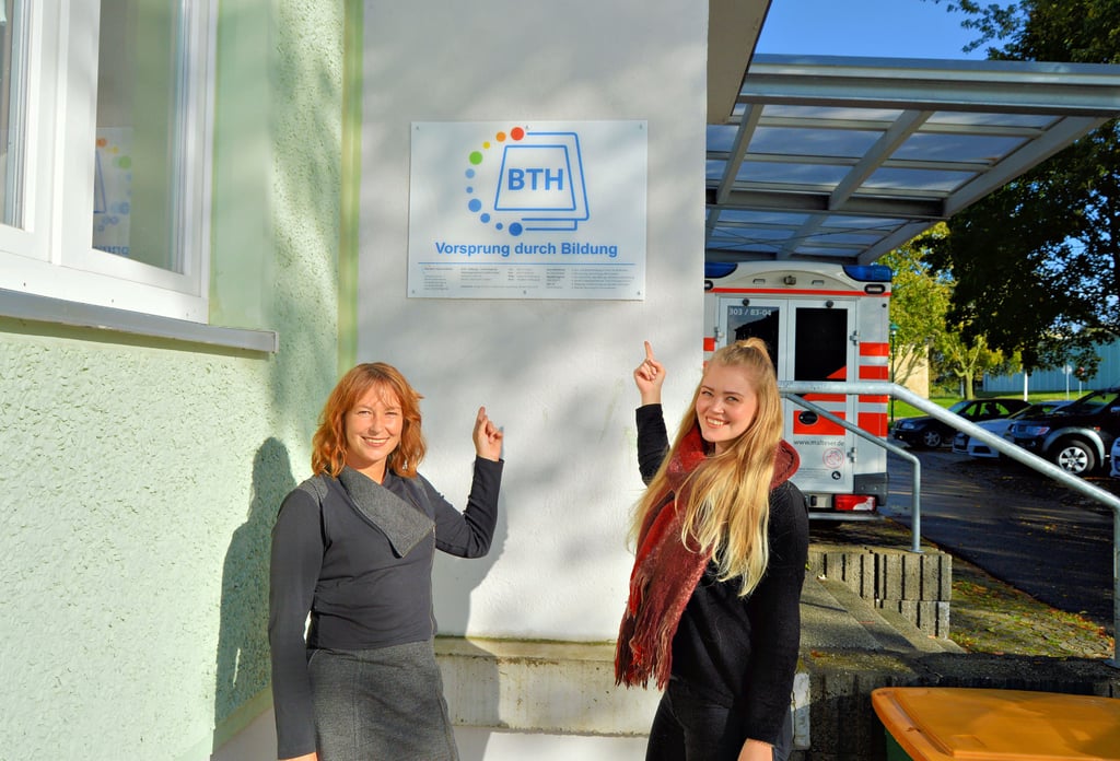 BTH-Vertriebsleiterin Josephine Günther (l.) und Sozialarbeiterin Nicola Beer vor dem Büro des Bildungsträgers in der Wilhelm-Külz-Straße in Hohenmölsen