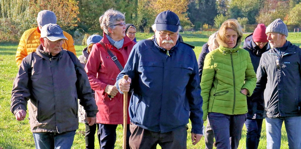 Teilnehmer des Spaziergangs mit Ernst-Paul Dörfler (rechts) beim Weg über die Werderwiesen in Osterburg. Mit der Resonanz auf das Angebot im Rahmen des Bibliothekstages war Organisatorin Anette Rieger zufrieden.