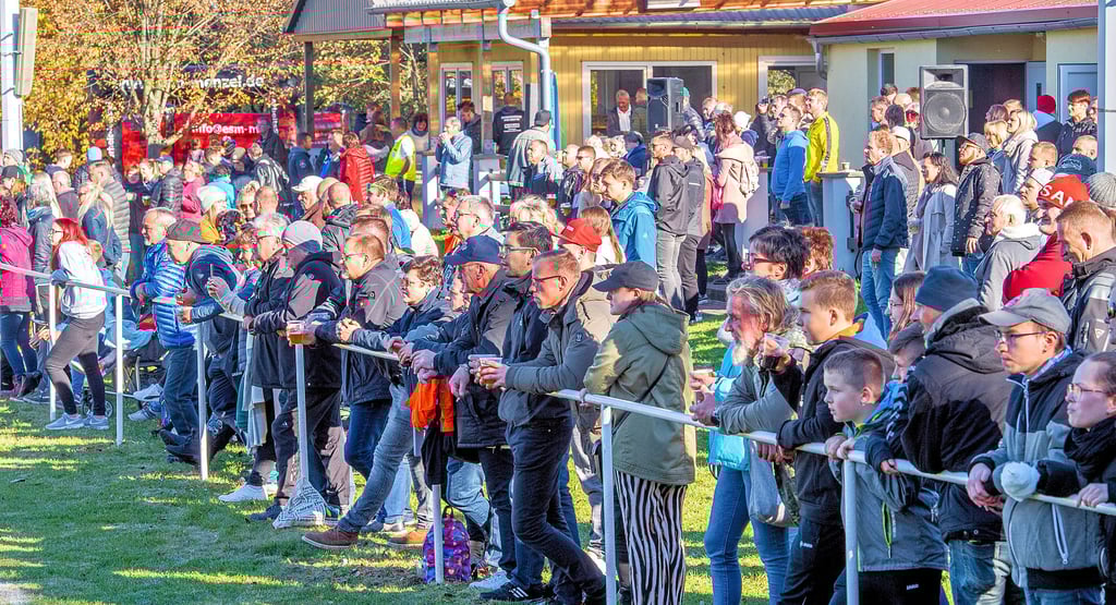 350 zahlende Zuschauer verfolgen - „analog“ vor Ort - das Nachbarschaftsduell der Fußball-Kreisliga in Baumersroda.