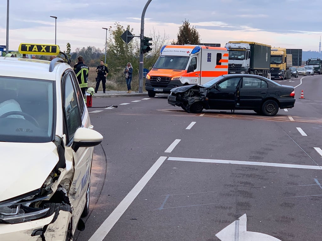 Ein Pkw stößt beim Abbiegen mit einem Taxi zusammen.