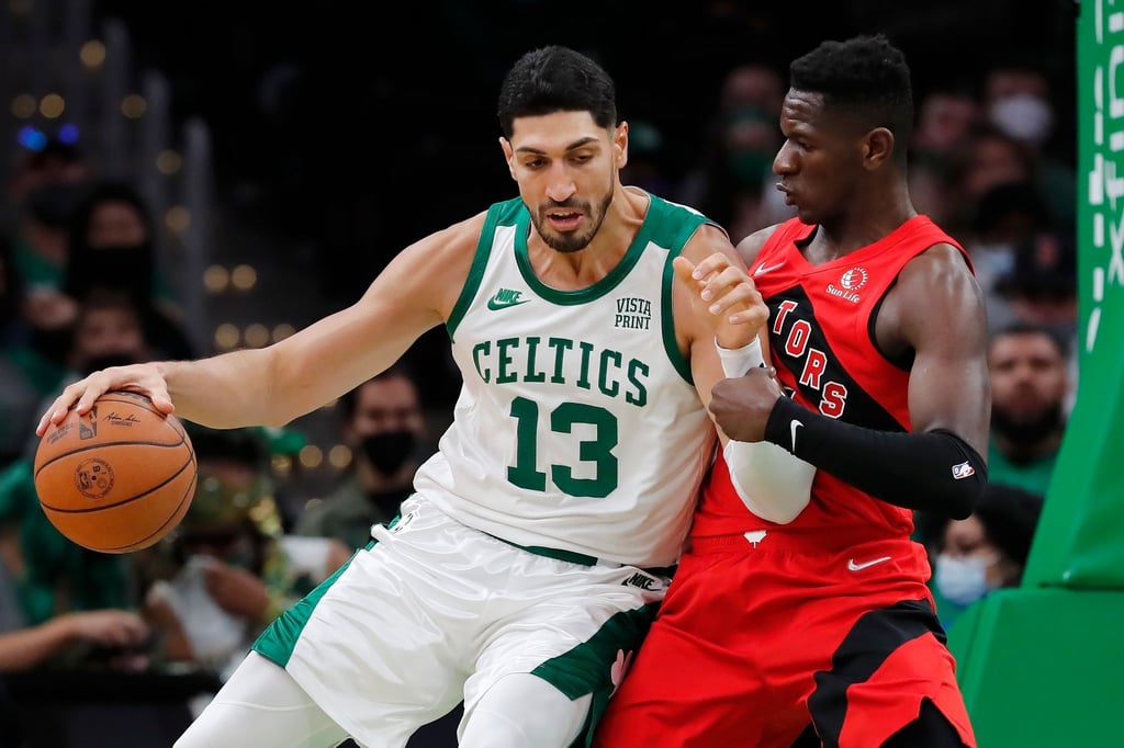Celtics-Profi Enes Kanter (l) postet gegen den deutschen Nationalspieler Isaac Bonga auf.