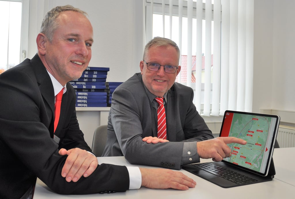 Norbert Dierkes, Vorstandsmitglied (rechts), und Mathias Geraldy, Pressesprecher, verweisen auf 13 Ortschaften, in denen die Sparkasse MagdeBurg im Jerichower Land anzutreffen ist.