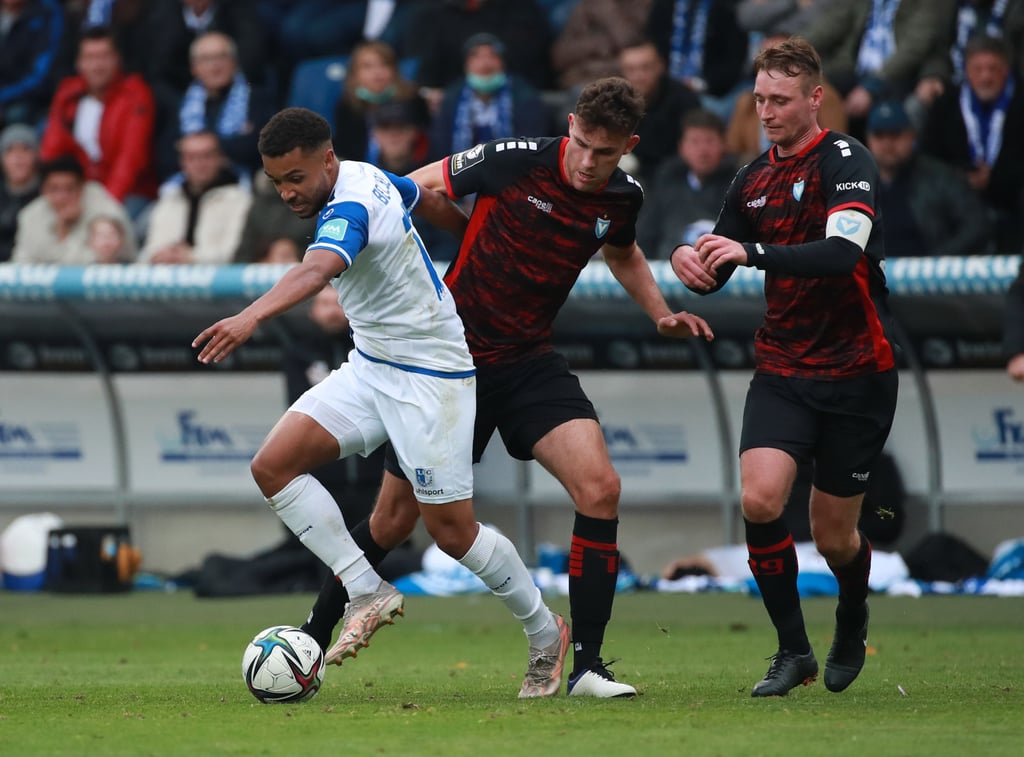 Leon Bell Bell, hier links im Zweikampf mit Viktoria Berlins Jannis Becker und Christoph Menz (r.), möchte beim 1. FC Magdeburg wieder fest zur Startelf gehören.