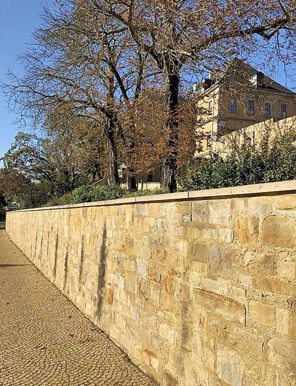 Die Schlossmauer in der Zeitzer Straße in Weißenfels
