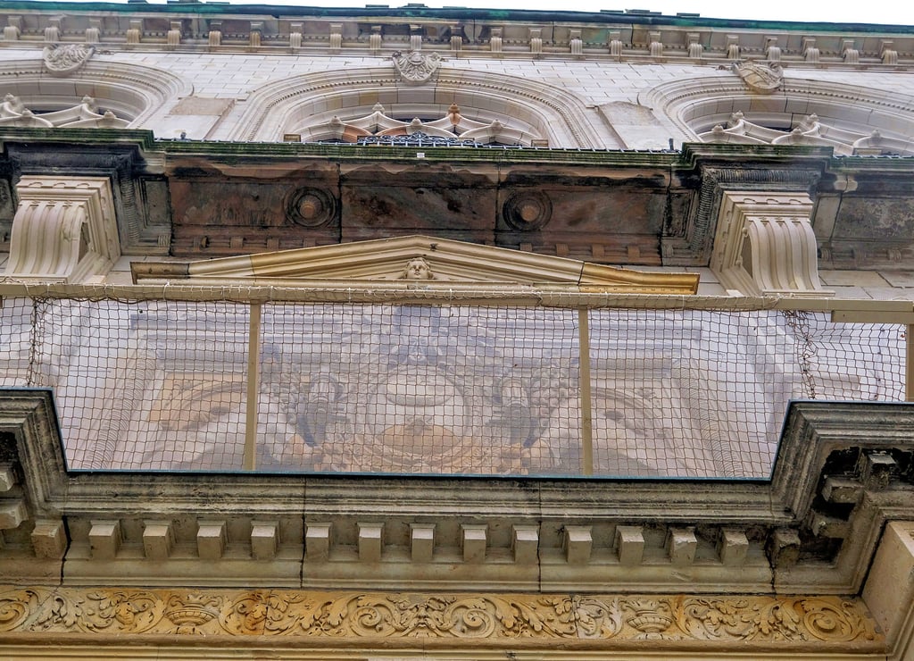 Schutz vor bröckelndem Sandstein: An der Fassade des Stadthauses sind Netze gespannt.