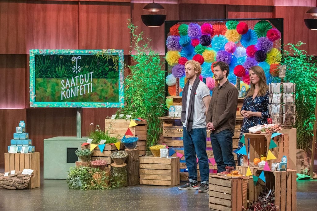 Philip Weyer (l.), Christoph Trimborn (M.) und Katia Filippenko präsentieren mit "Saatgutkonfetti" Konfetti mit Pflanzensamen.