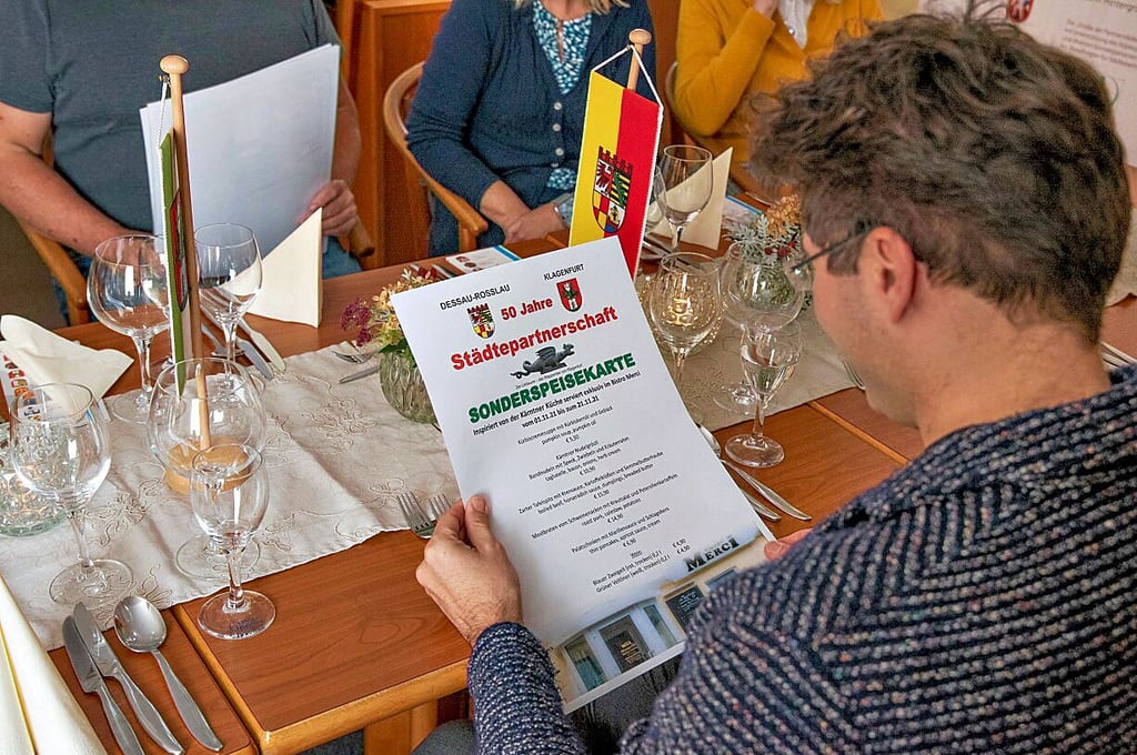 Oberbürgermeister Robert Reck schaut in die Sonderspeisekarte.
