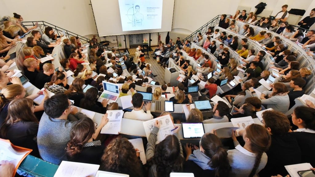 Studenten sitzen bei einer Vorlesung in einem Anatomie-Hörsaal der Medizinischen Fakultät an der Martin-Luther-Universität. In Sachsen-Anhalt gibt es einen geringeren Anteil von Teilzeitstudierenden als bundesweit.