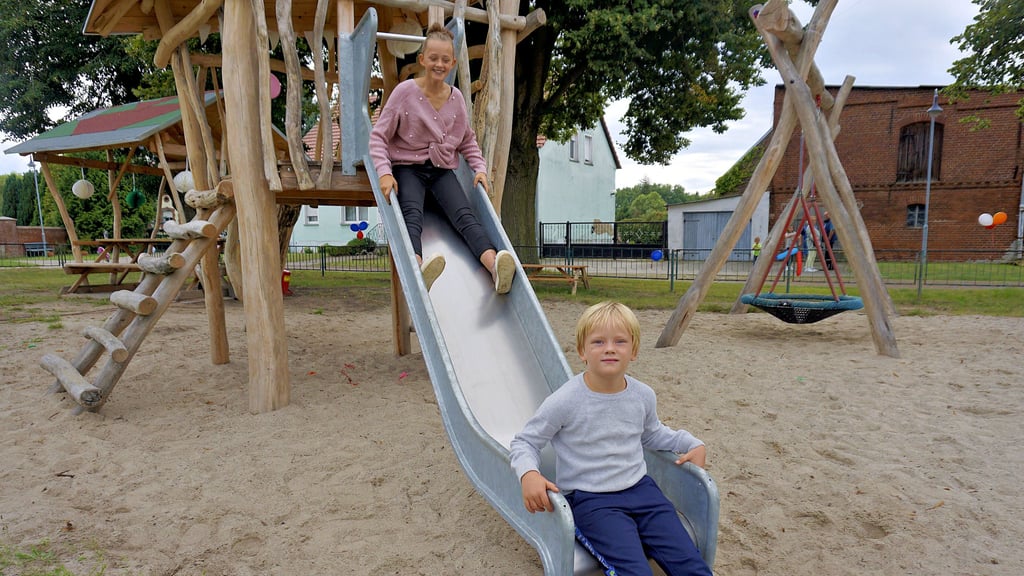 Lea und Finn probierten den Spielplatz in Großwulkow aus. Ähnlich wird der in Hohenbellin gestaltet.