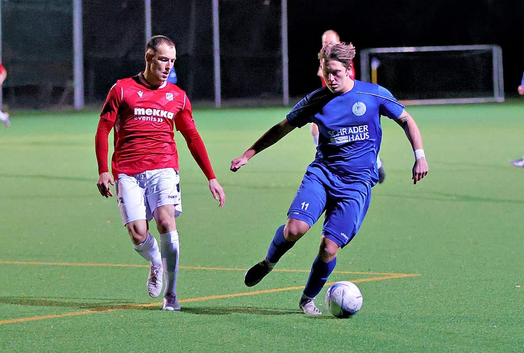 Marvin Temp, hier rechts im Duell mit Barlebens Lucas Weiß, und seine Fortunen kamen besser aus der Unterbrechung zurück.