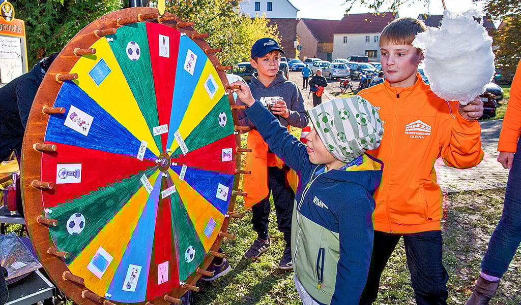 Auch rund um das Spielfeld ist - neben Speis und Trank - für Abwechslung gesorgt: Hier dreht Tom aus Gleina am Glücksrad.