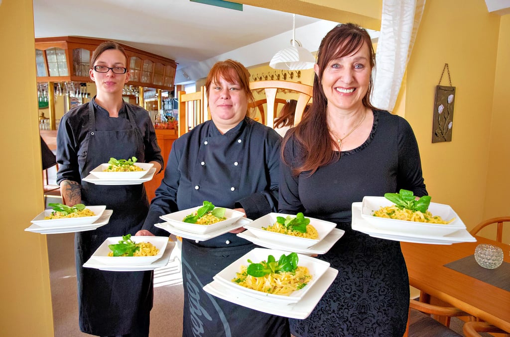 Christine Döring und ihre Köchinnen Ariane Simolke (Mitte) und Sandra Brandt (links) vom Bistro „Merci“ haben aus Anlass der 50-jährigen Städtepartnerschaft mit Klagenfurt drei Wochen lang Gerichte aus Kärnten auf der Speisekarte. Los geht die Aktion am 1. November.