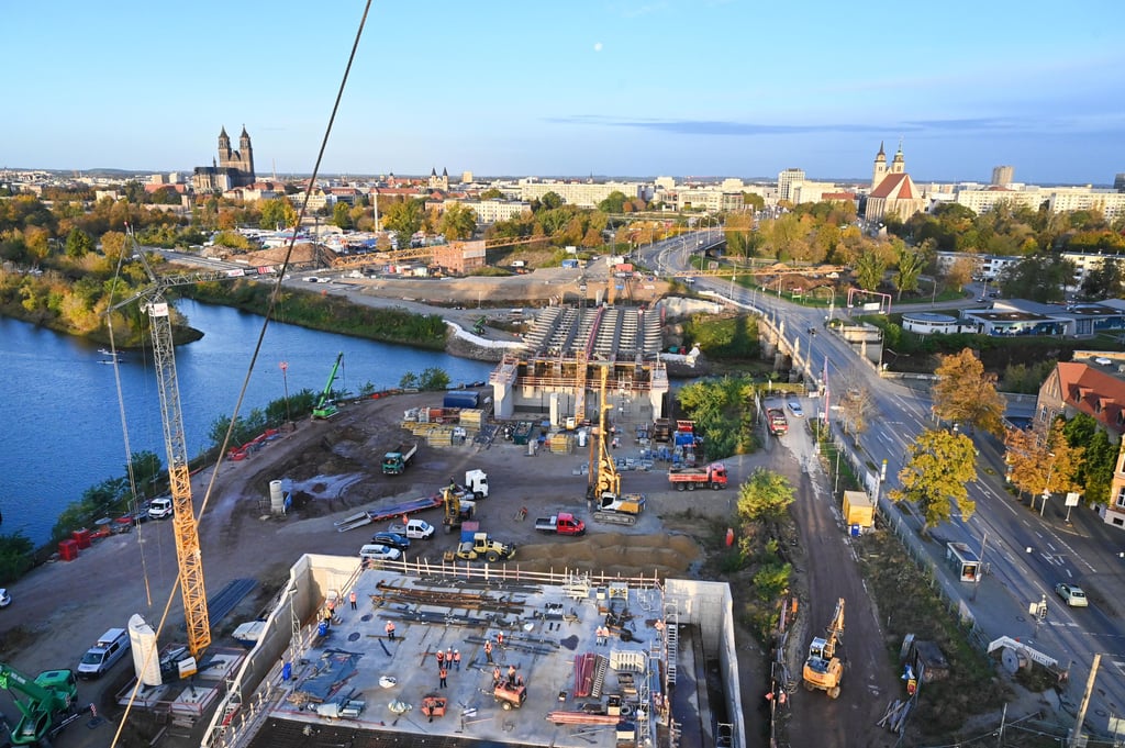 Blick auf die Brückenbaustelle in Magdeburg.
