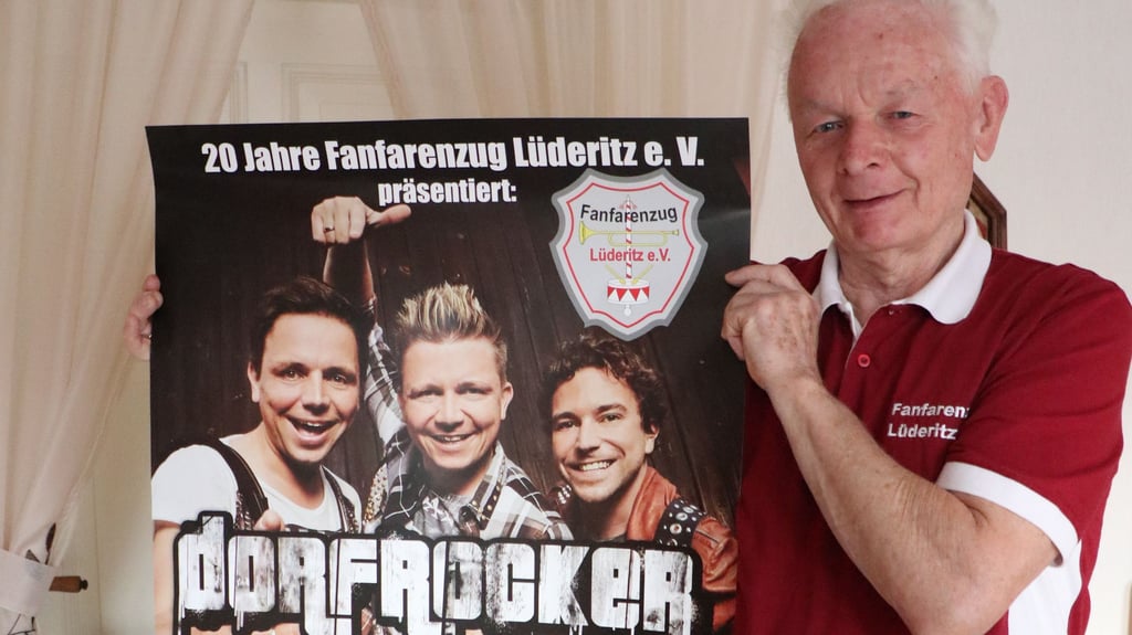 Heinz Rudel mit dem Plakat der Dorfrocker.