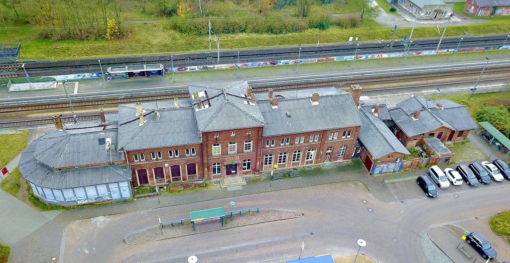Noch in diesem Jahr sollen die Sanierungsarbeiten am Gardelegener Bahnhofsgebäude beginnen. Zunächst werden Dach, Fassade und Fenster in Ordnung gebracht. Im Inneren sollen dann ein Wartebereich, Reiseshop, Gastronomie und Sanitärbereiche entstehen.