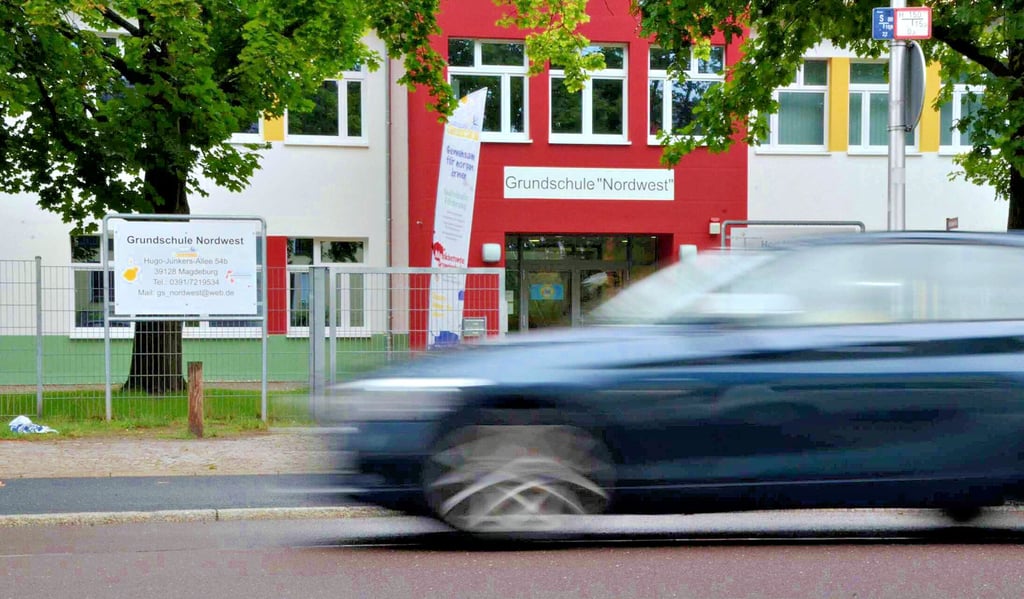 Zu wenig Parkplätze, zu hohes Tempo, wenig Platz zum kurzen Halt. Die Gegebenheiten an der Grundschule Nordwest lassen in Magdeburg eine Beruhigung der Verkehrssituation am Morgen nicht zu. Derzeit wird auf Schildern für ein freiwilliges Tempo 30 geworben.