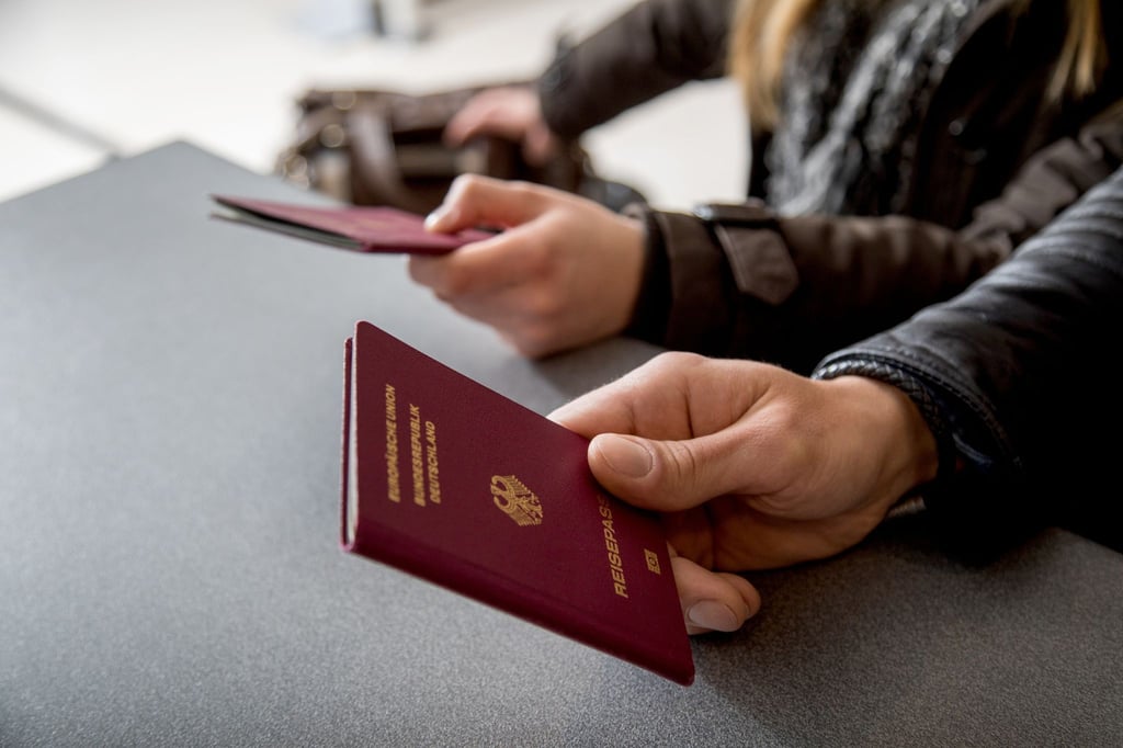 Wer einen neuen Reisepass braucht, sollte ihn frühzeitig vor dem Urlaub beantragen.