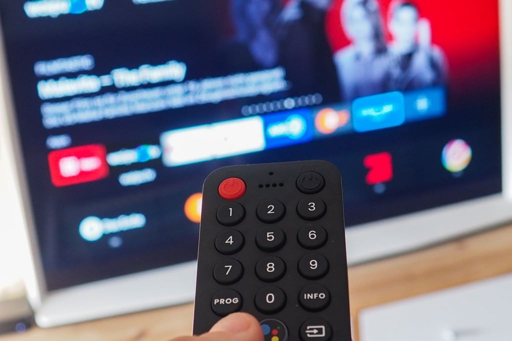 Illustration: Eine Fernbedienung zeigt auf das Streamnig-Angebot eines Smart-TVs.