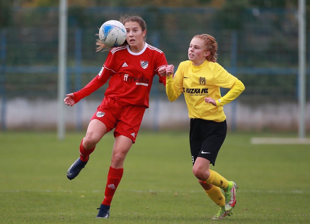 Auch Kira Josefin Bölke, hier links im Zweikampf mit Meppens Marie Bahns, konnte den Ball am Sonnabend trotz einiger Versuche nicht im Tor unterbringen – und ärgerte sich wie ihre Mitspielerinnen beim Magdeburger FFC über eine unnötige Niederlage im Spitzenspiel.