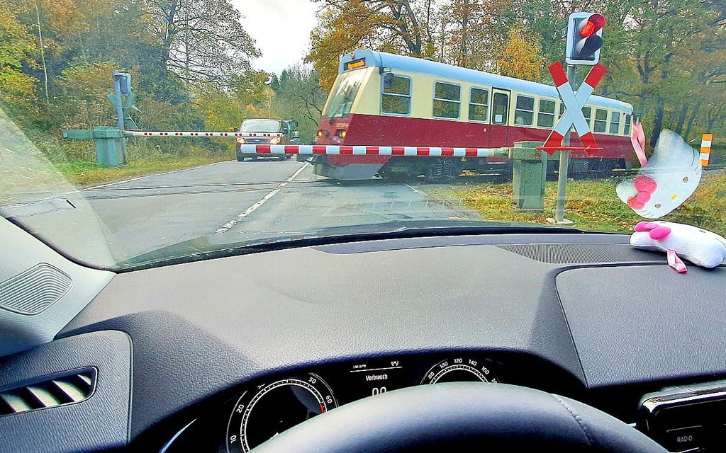 Auch dieser Übergang auf der B 242 wird erneuert - vier Tage Vollsperrung.