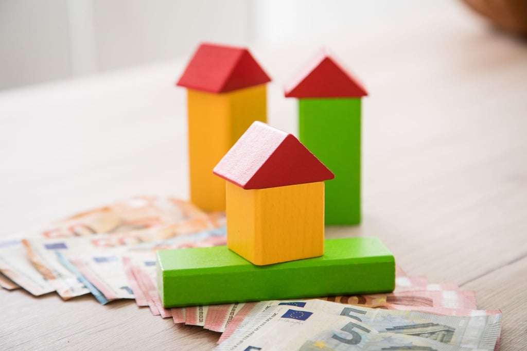 Wer eine lange Zinsbindung bei seinem Immobilienkredit wählt und die Angebote genau vergleicht, kann sehr viel Geld sparen.