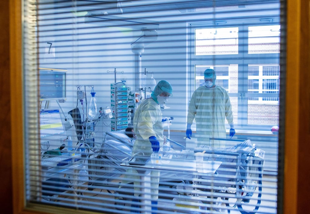 Ein an Covid-19 erkrankter Patient in einem Zimmer des besonders geschützten Teils einer Intensivstation.