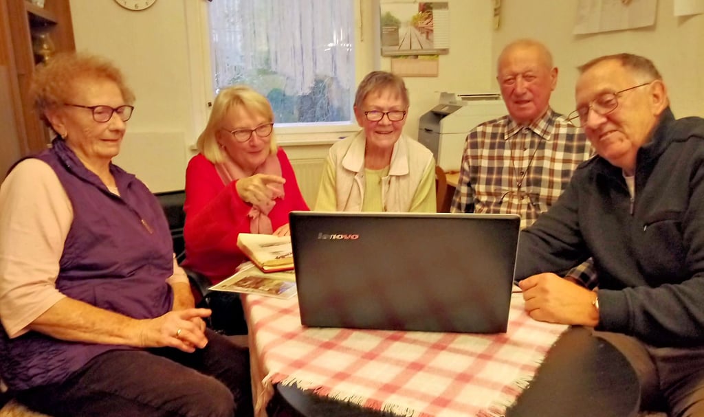Sigrid Kramer (von links), Petra Volkmann, Rosemarie Mendt, Manfred Krause und Uwe Mattick bei der Betrachtung der historischen Skizzen am Laptop in der Domersleber Heimatstube.