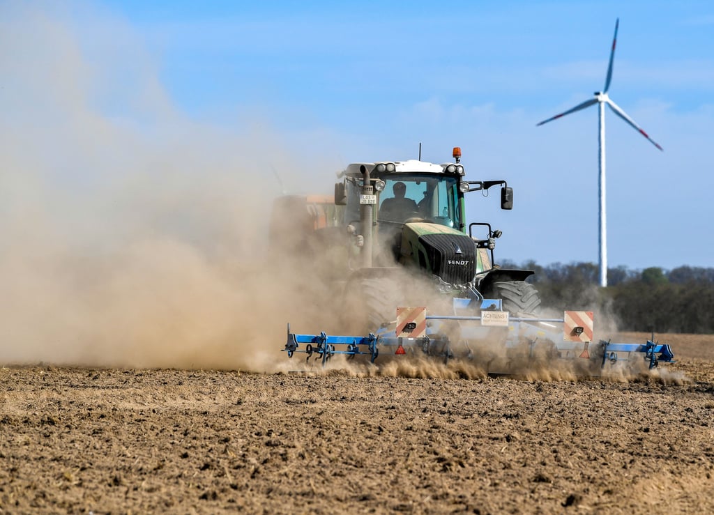 Symbolfoto - Arbeit auf dem Acker