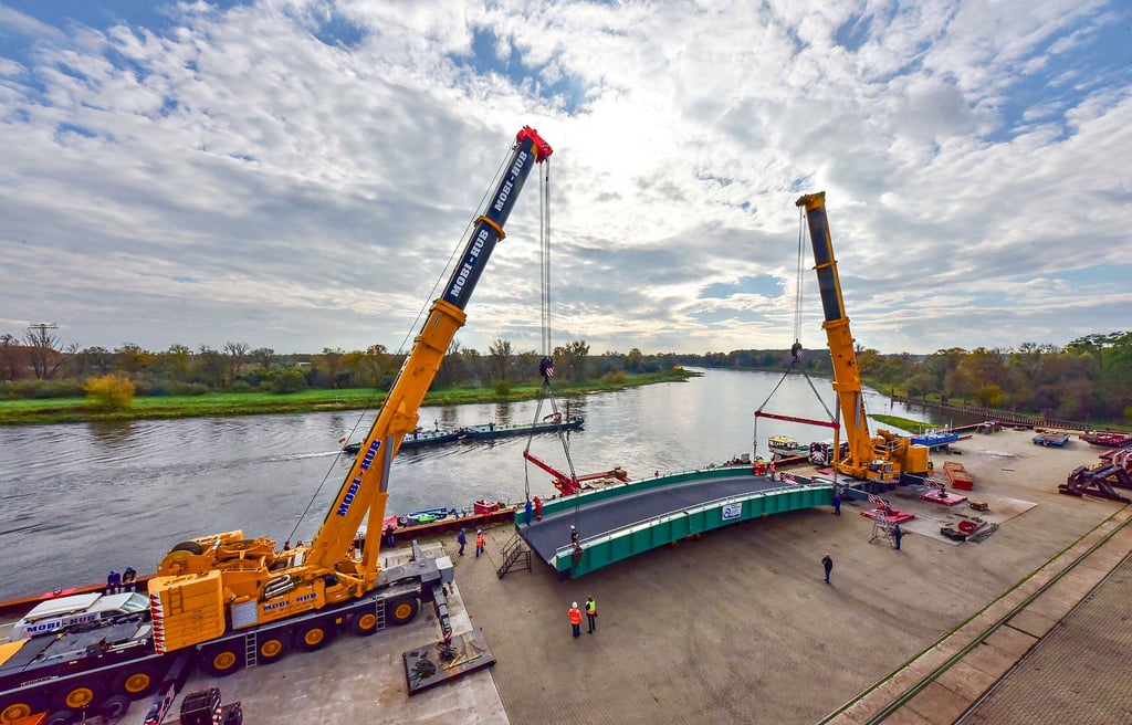 Hier soll die Brücke an die Krantraversen angeschlagen werden für die Verschiffung per Ponton und Schubschiff.